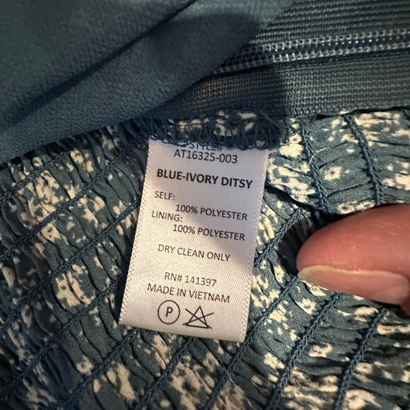 ASTR The Label XS Floral Smocked Long Sleeve Blouse In Blue & White - Picture 9 of 10